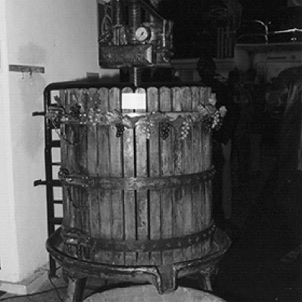 Ούζο – Ιστορία Μιας Λέξεως - Tirnavos-Winery-History-ouzo-istoria-mias-lexeo-